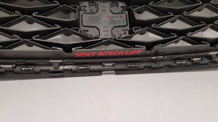 SEAT ATECA LIFT 575 GRILLE CALANDRE PARE-CHOCS EN BON ÉTAT ORIGINAL