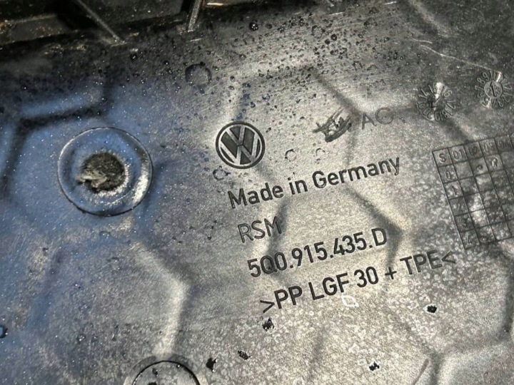 VOLKSWAGEN GOLF VII 2015 COUVERCLE BOÎTES BATTERIE