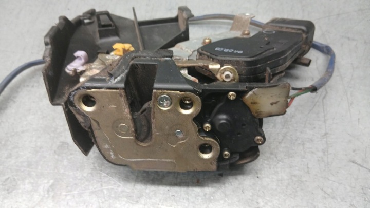 SERRURE GAUCHE AVANT TOYOTA COROLLA E11 RESTYLAGE 1.4B 97-02R