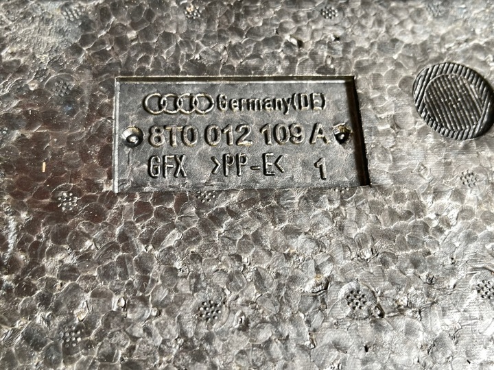 AUDI A4 B8 KIT ENSEMBLE OUTILS POLYSTYRÈNE CRIC CLÉS 8K0011031D