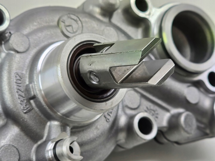 POMPE À EAU CHÂSSIS BMW GS 1200 ADVENTURE BMW 11 51 8529879
