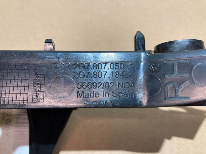 GLISSIÈRE PARE-CHOCS DROIT AVANT VW TAIGO 2G7807050A