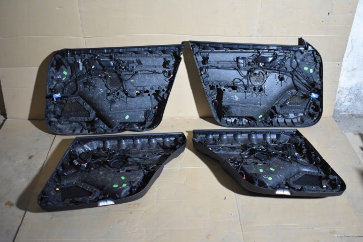 SIÈGES CARDAN BANQUETTE ARRIÈRE MODULES BOSE JEU PORSCHE TAYCAN 1