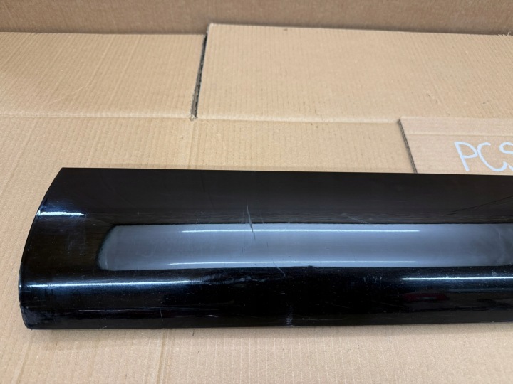 LAND RANGE ROVER VOGUE L460 MOULURE PORTES AVANT DROITE AVANT M8E2-21064