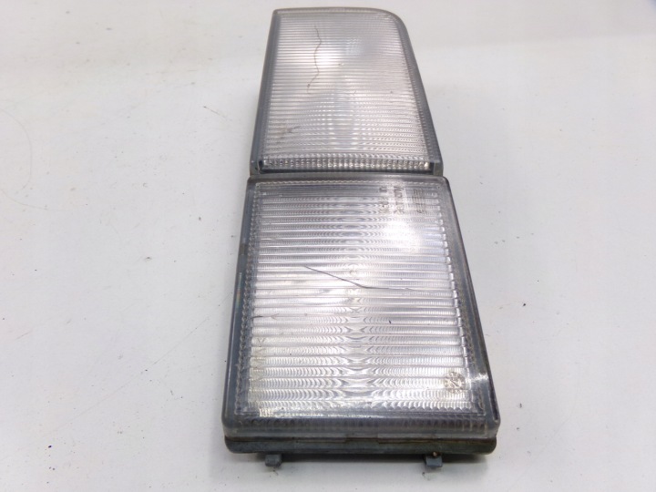 VW PASSAT B4 BOUCHON ZDERZKA DROITE 3A0941778