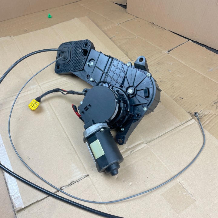 MERCEDES VITO VIANO W639 PETIT MOTEUR PORTE COULISSANTE DROIT A6398200442