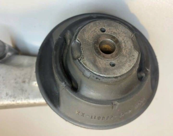 MERCEDES-BENZ E W124 1990 POIGNÉE COUSSIN FIXATION MOTEUR