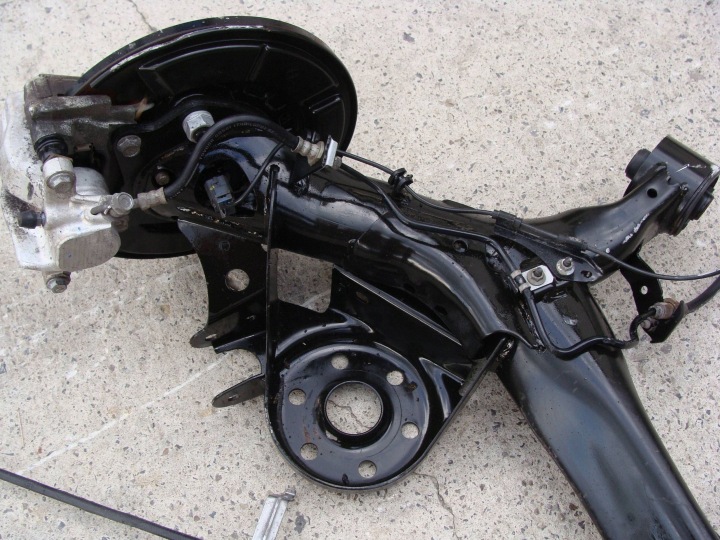POUTRE AXE ARRIÈRE TOYOTA PRIUS III PLUS HYBRIDE NON MALOWANA NON RÉPARÉ