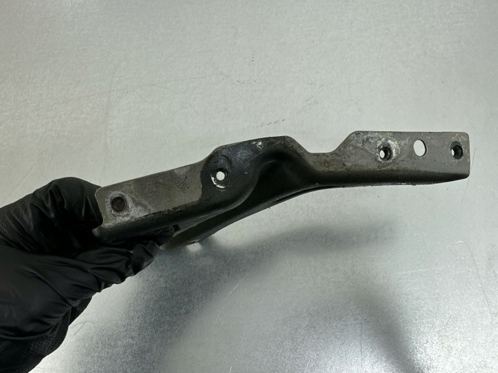 FIXATION GARDE-BOUE AVANT CÔTÉ DROITE AUDI Q3 8U 8U0821136 LZ7S