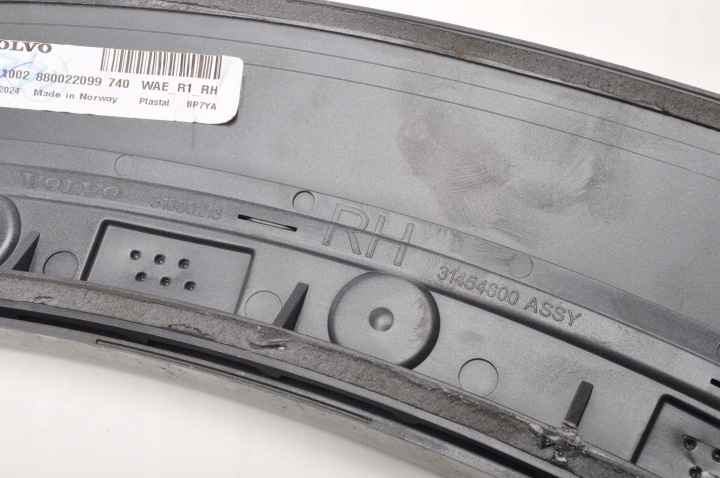 VOLVO XC60 II MOULURE REVÊTEMENT SUR AILE DROIT AVANT 740 31650218