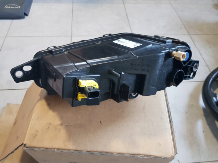 VOLVO FH FH5 E6 PHARES ANTIBROUILLARD DROIT NEUF ORIGINAL
