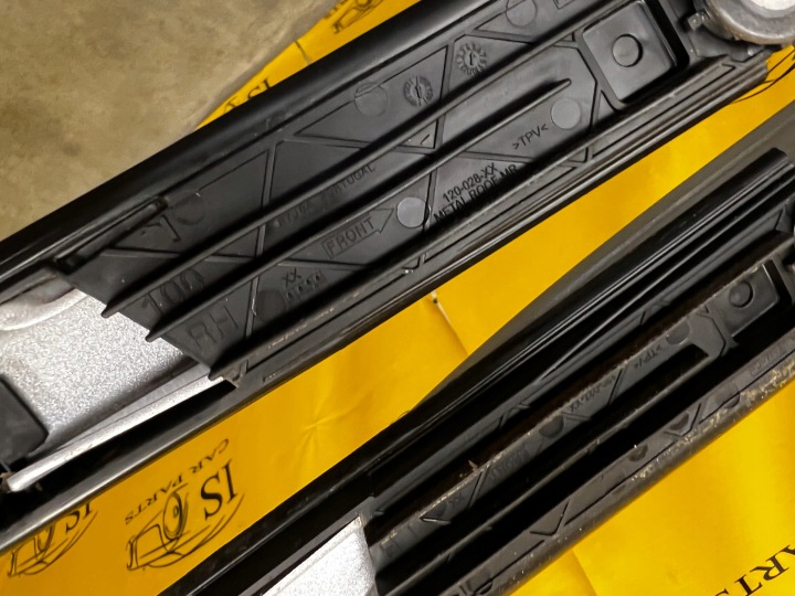 ENSEMBLE BAGUETTES BARRES DE TOIT TOITS FORD KUGA MK3 LIFT