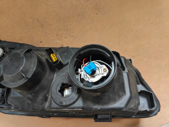 PHARE AVANT NISSAN ALMERA N16E 03- 26010BN701 DROITE