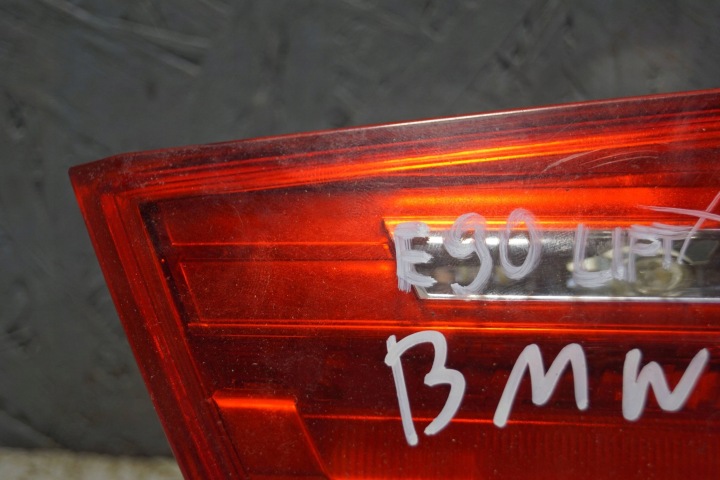 BMW E90 LIFT PHARE DROIT ARRIÈRE DANS COUVERCLE DE COFFRE (S2098)