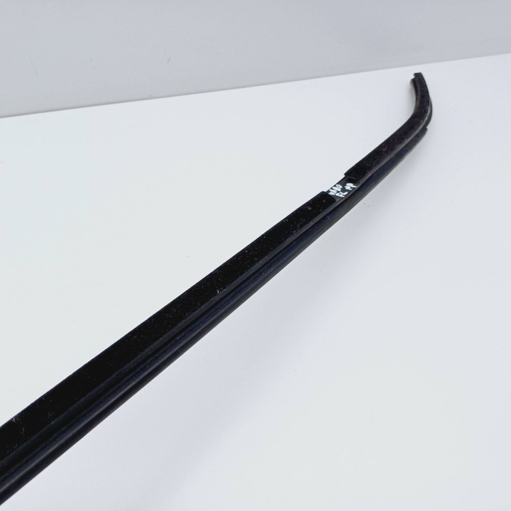 JOINT D'ÉTANCHÉITÉ VITRES PORTES DROIT AVANT OPEL VIVARO LIFT NR32