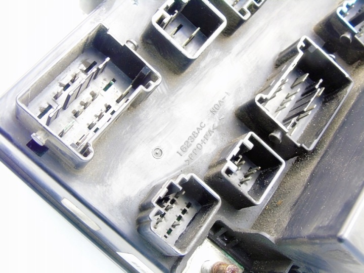 BOÎTE FUSIBLES CHRYSLER PACIFICA 4.0 2007 05082088AG