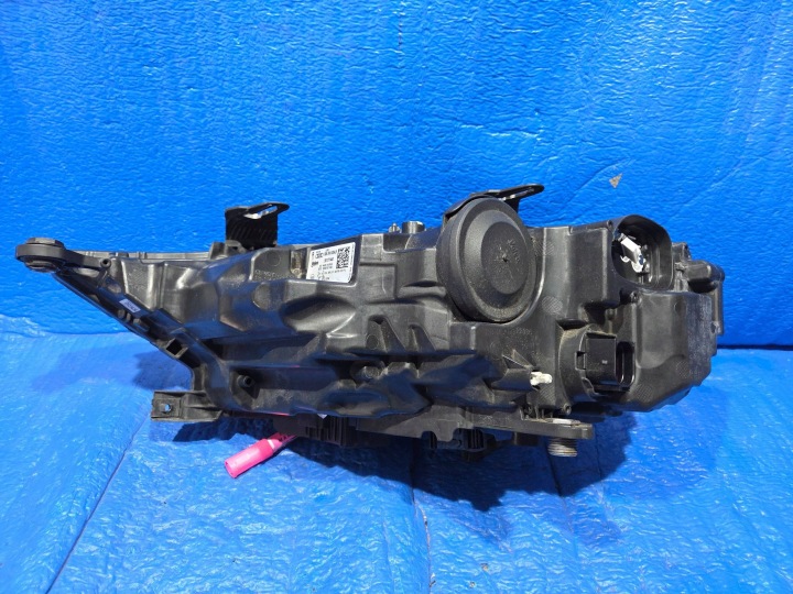PHARE AVANT CÔTÉ DROITE AUDI A1 82A941034B