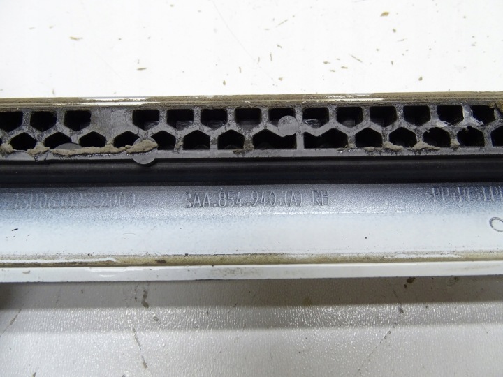 MOULURE PORTES DROITE DROIT AVANT VW PASSAT B7 LB9A BERLINE 3AA854940A