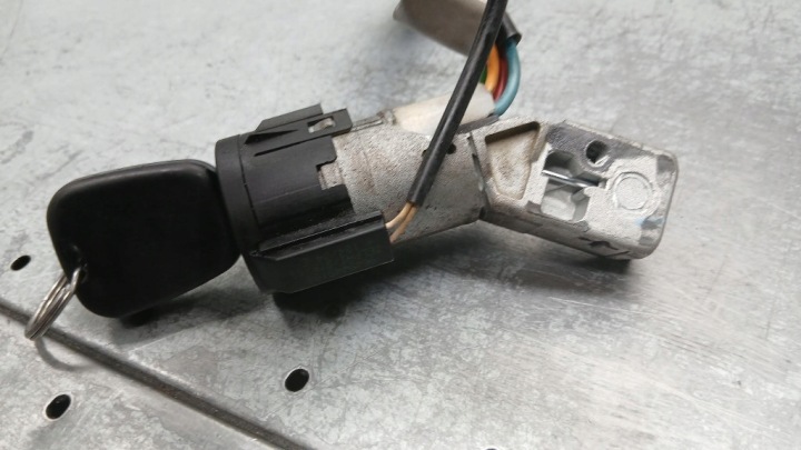 CONTACTEUR D'ALLUMAGE CITROEN BERLINGO I LIFT 04R 1.9D 9648445180