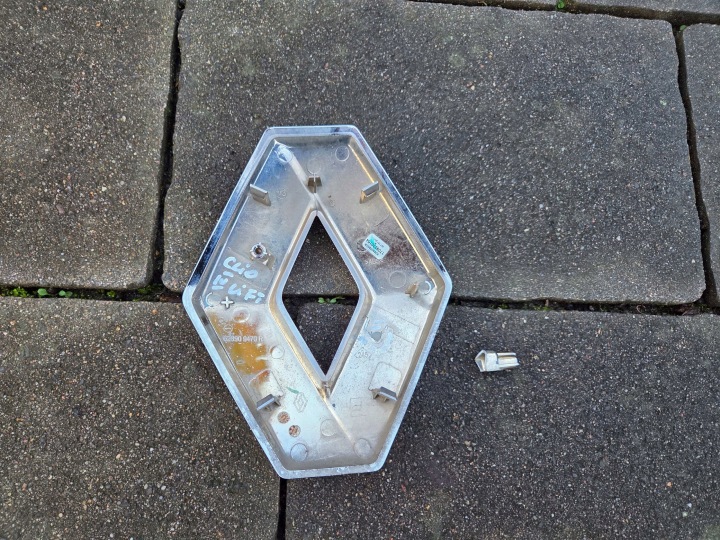 RENAULT CLIO IV CAPTUR I LOGO EMBLÈME PARE-CHOCS AVANT 628909470R 12-2019