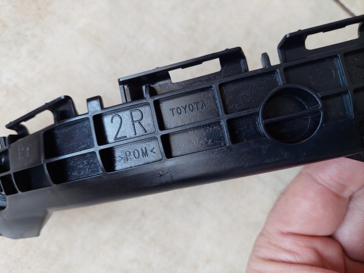 GLISSIÈRE PARE-CHOCS DROIT ARRIÈRE TOYOTA YARIS III LIFT 17-20 NEUF