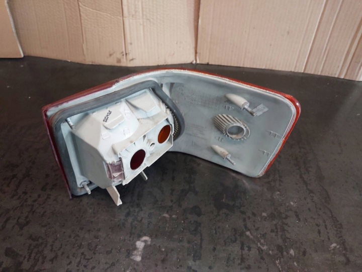 PHARE ARRIÈRE GAUCHE AUDI 80 B3 893945095