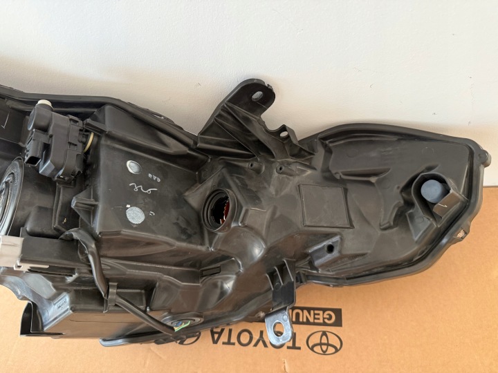 PHARE GAUCHE AVANT TOYOTA AYGO LIFT 81170-0H210