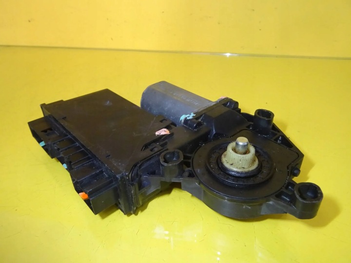 PETIT MOTEUR VITRES DROIT AVANT AUDI A4 B7 8E0959802D 9700105999-104 NR31