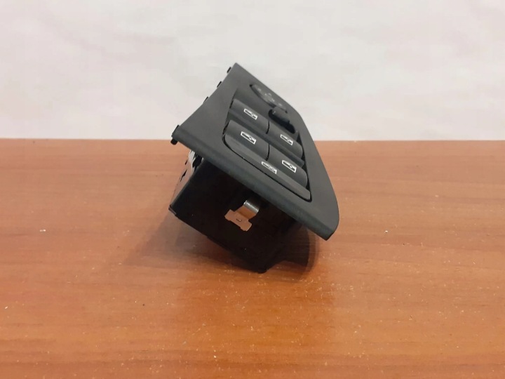 BOUTON COMMANDE VITRE GAUCHES AVANT PORTES BMW F40 7904 2021