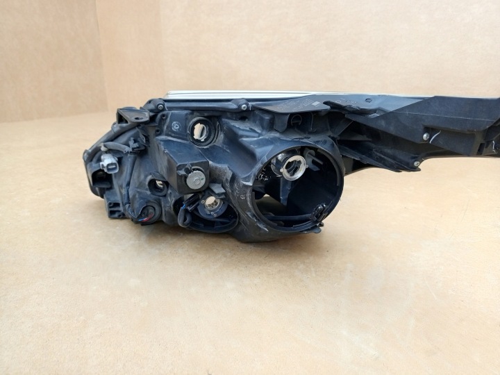 TOYOTA AVENSIS 3 III PHARE DROITE AVANT DROIT AVANT 81118-05310