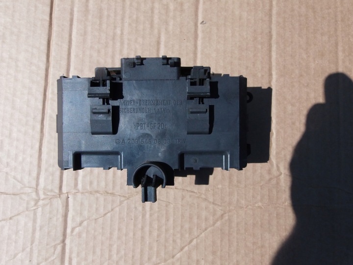 FUSIBLES BOÎTE SUR AKUMULATORZE MERCEDES C W203 2,2 CDI 2035450803