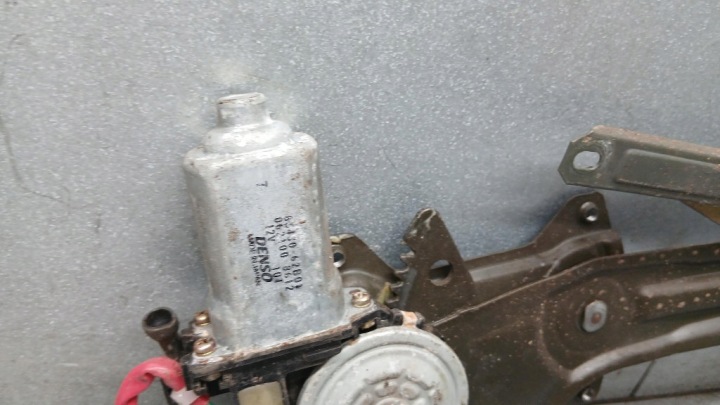 ÉLÉVATEUR DROIT AVANT SUZUKI SWIFT II 1.3GLX 96-04R