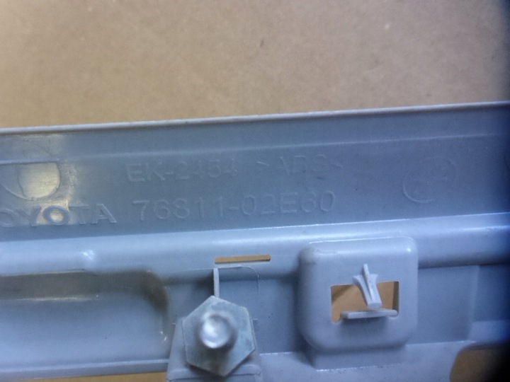 TOYOTA COROLLA E16 E18 MOULURE CACHE COUVERCLES DE COFFRE ARRIÈRE NEUF 76811-02E60 ORIGINAL