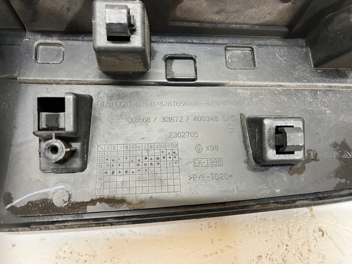 RENAULT CLIO IV MOULURE INFÉRIEURE PORTES GAUCHE ARRIÈRE 828772096R HAUTEUR 24H