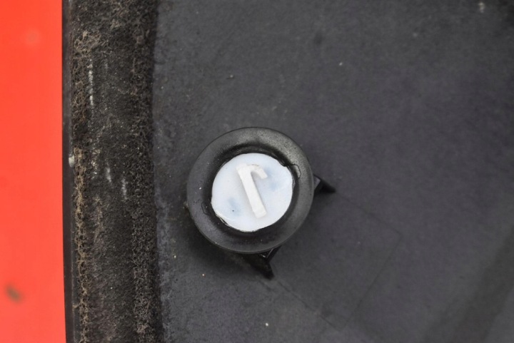 CACHE POIGNÉE COUVERCLES DE COFFRE ARRIÈRE ARRIÈRE NOIRE 31301301 VOLVO S40 2 II 5D HAYON 12-16