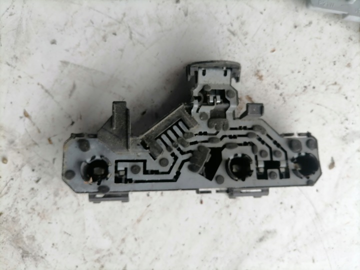 DOUILLE D'AMPOULE GAUCHE ARRIÈRE VW POLO 6N 6N0945257