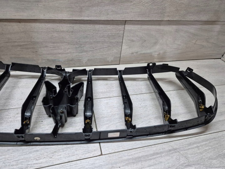 14738. LEVANTE GTS GRILLE CALANDRE 670041948