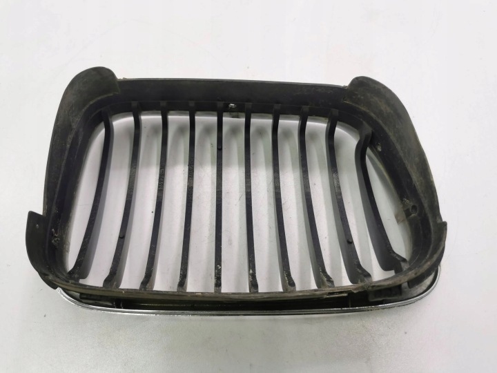 BMW 3 E46 2002 GAUCHE CÔTÉ CALANDRE GRILLE CALANDRE SUPÉRIEURE RADIATEUR