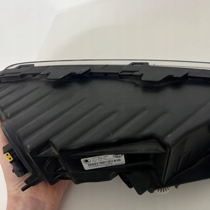 SKODA SUPERB III 3V PHARES ANTIBROUILLARD GAUCHE AVANT AVANT OE 3V0941699