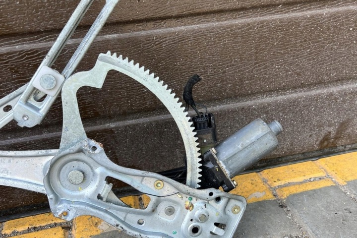 ÉLÉVATEUR VITRES PORTES ARRIÈRE AVEC MOTEUR AUDI 100 (5000) 0130821709 2000