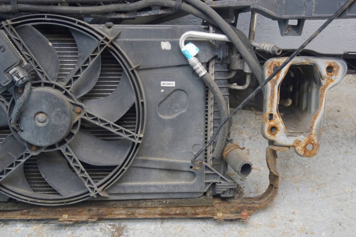 FORD FOCUS MK2 LIFT 1.6B PANNEAU AVANT (D1095)