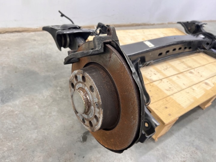 VW GOLF VIII 8 HAYON BERLINE COMPACTE POUTRE SUSPENSIONS ARRIÈRE ARRIÈRE 5Q0501049BL