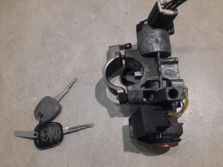 CONTACTEUR D'ALLUMAGE 2 CV CLÉ INSERT TOYOTA AVENSIS T25 2.0 D4D N0501517/8 8978305010