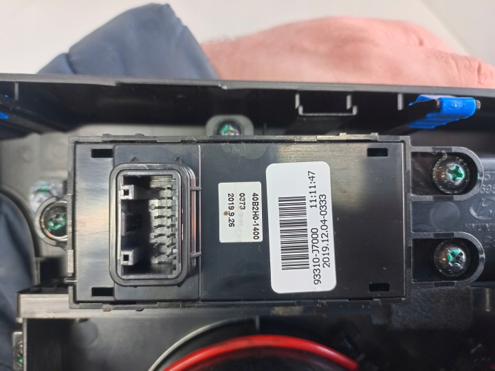84698-J7000 93310-J7000 ТРИМАЧ ДЛЯ ЧАШОК РОЛЕТА KIA CEED III ЄВРОПА