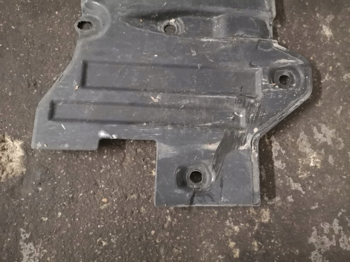 PROTECTION CHÂSSIS DROITE AUDI A8 D3 LONG 4E4825214B