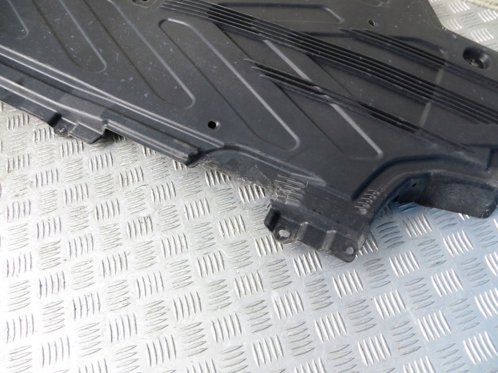 MERCEDES C-KLASA W205 PROTECTION CHÂSSIS INFÉRIEURE DROITE A2056842000 13-