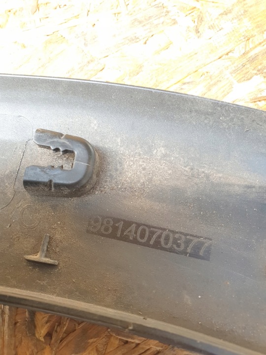 PEUGEOT 5008 II MOULURE GARDE-BOUE DROIT ARRIÈRE 9814070377 EN BON ÉTAT