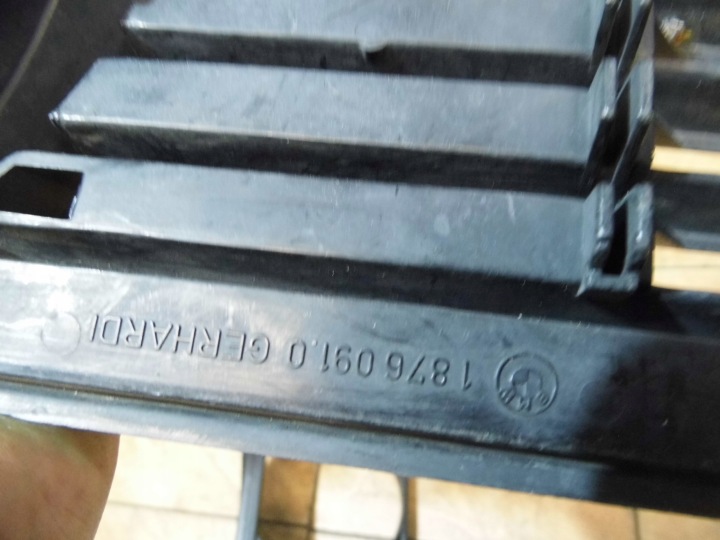 BMW E34 GRILLE CALANDRE OCULAIRE GAUCHE DROIT 18760920