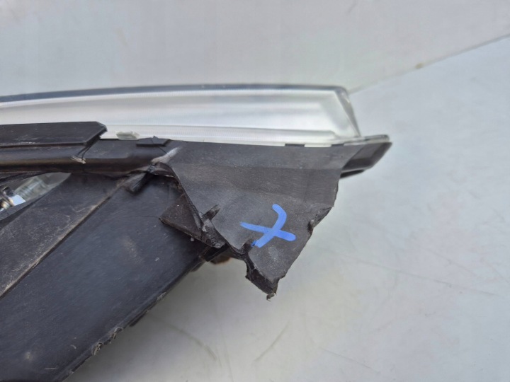 TESLA AVEC ENDOMMAGÉE PHARE GAUCHE AVANT XÉNON 6005910-00-C
