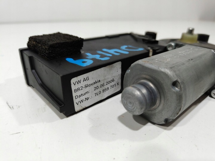 VOLKSWAGEN TOUAREG I PETIT MOTEUR VITRES PORTES DROIT AVANT 7L0959701K